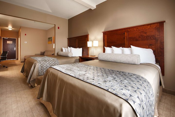 Accessible 2 Queen Mobility Accessible Communication Assistance Bathtub Microwave and Refrigerator WiFi Full Breakfast (2 of 15)