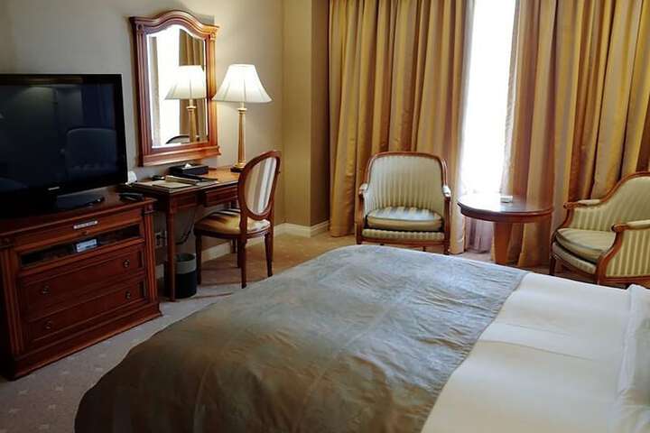 Room 5 of 38