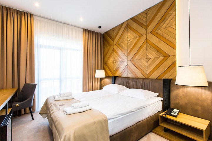 Room 10 of 28