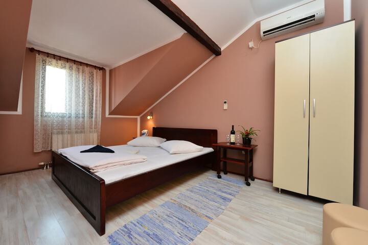 Room 14 of 68