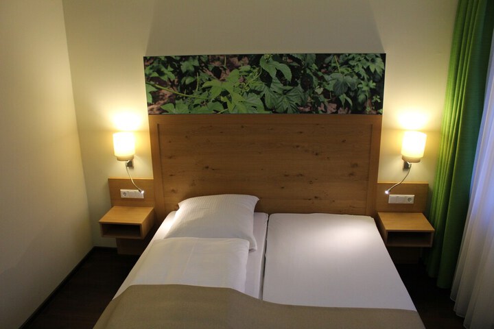 Room 9 of 33