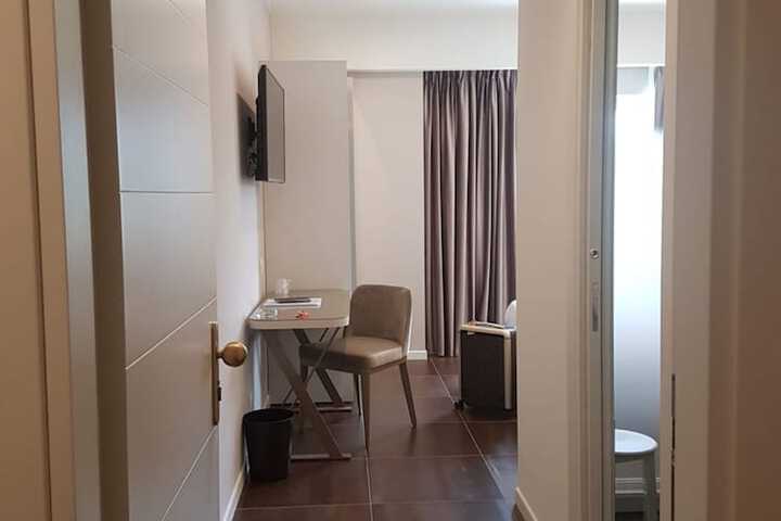 Room 9 of 42