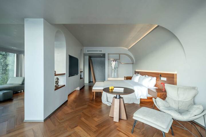 Room 52 of 182