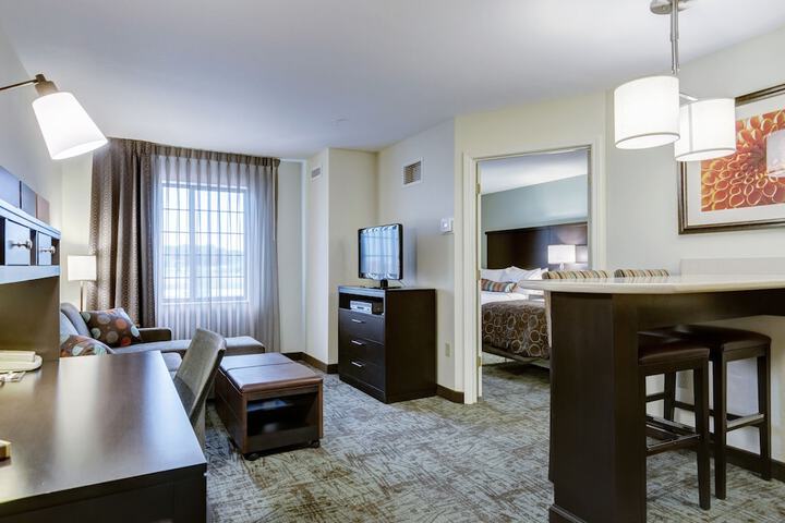 1 Queen 1 Bedroom Suite Comm Mobility Accessible (16 of 39)