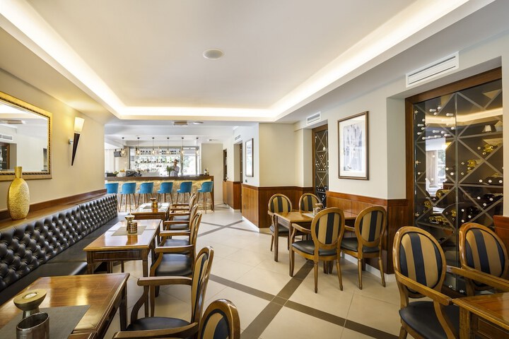 Lounge 49 of 75