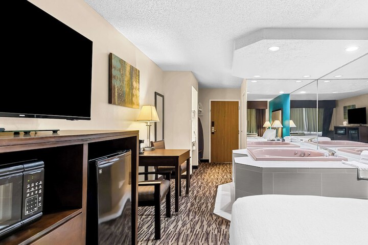 1 Queen Bed Shower Microwave and Refrigerator Flat Screen Television High Speed Internet Accessible Full Breakfast (5 of 20)