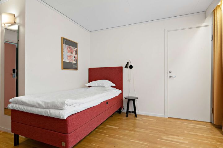 Room 27 of 87