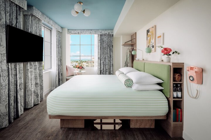 1 Queen Bed (3 of 21)
