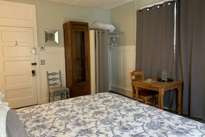 Traditional Double Room 1 Queen Bed Garden View (8 of 58)