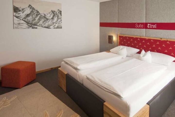 Room 4 of 32