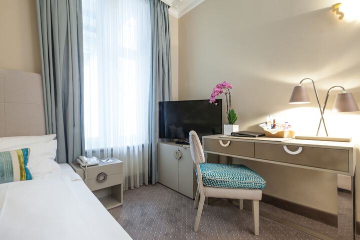 Room 35 of 73