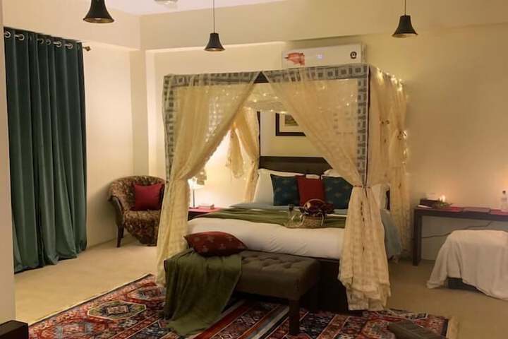 Room 4 of 8