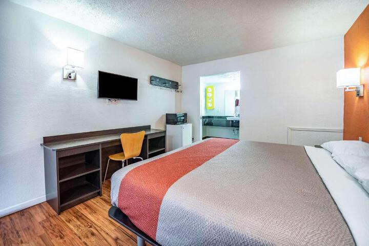 1 King Bed (1 of 17)