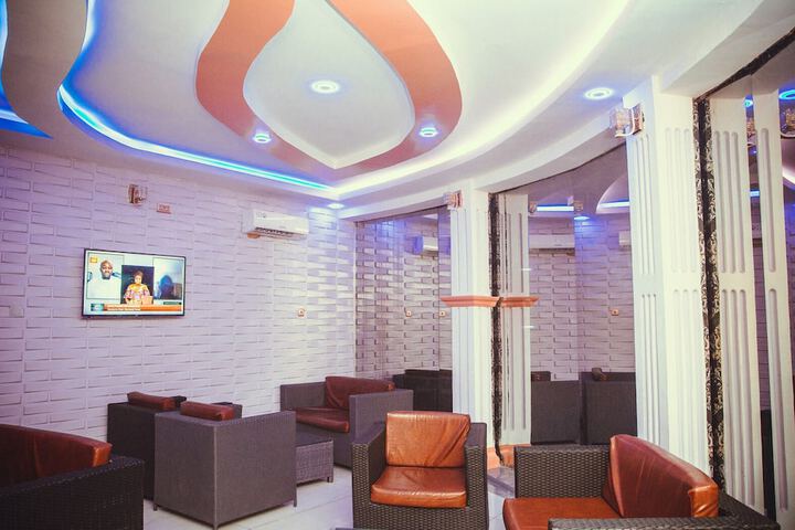 Lounge 7 of 7