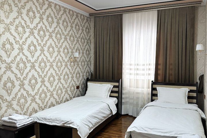 Room 5 of 16