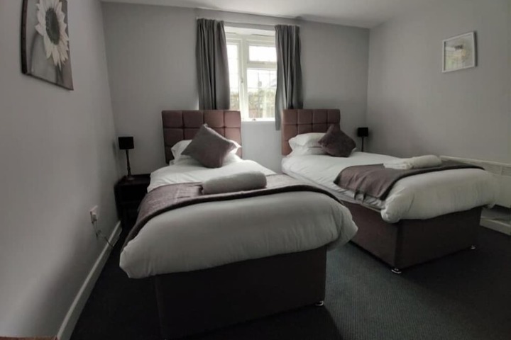 Room 6 of 28