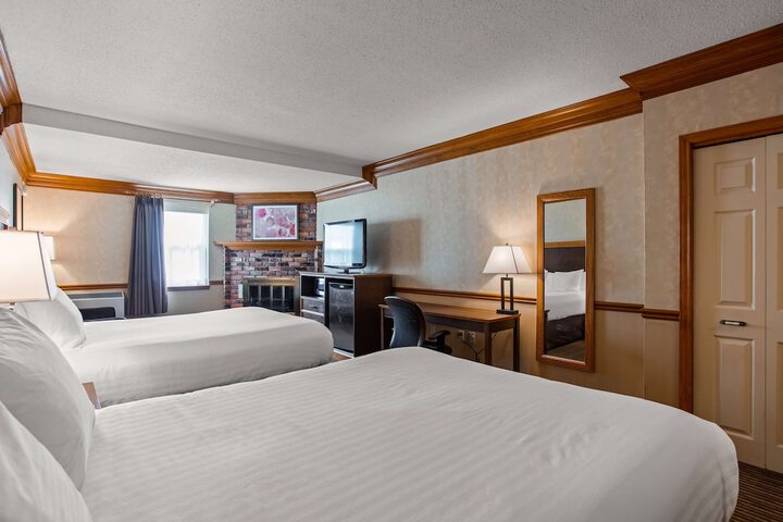 2 Queen Beds Electric Fireplace High Speed Internet Accessible Refrigerator, Coffee Maker Iron Full Breakfast (9 of 10)