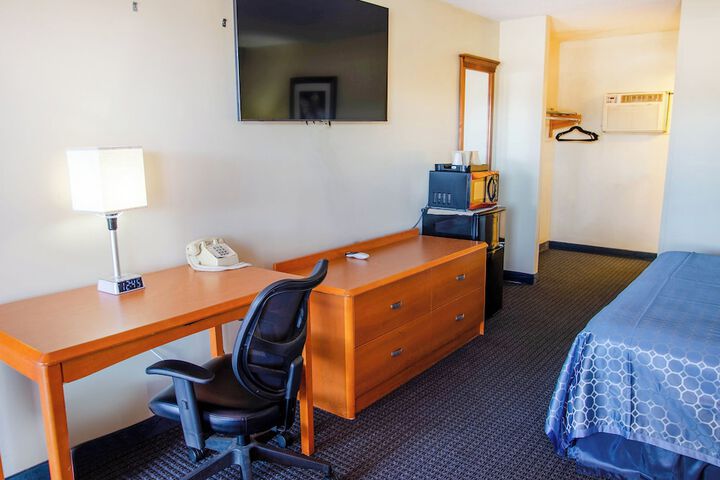 Single Room 1 Queen Bed (3 of 26)
