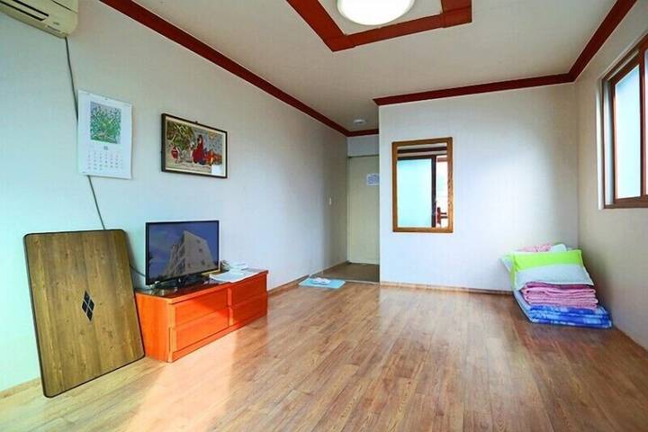 Room 3 of 28