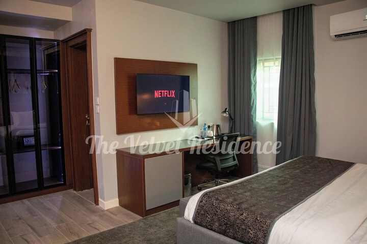 Room 4 of 8