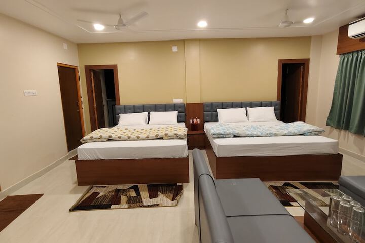Room 10 of 28