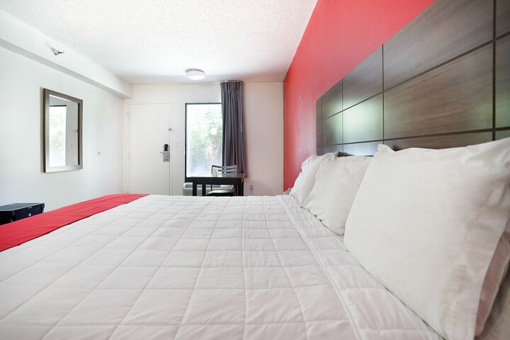 1 King Bed (12 of 12)