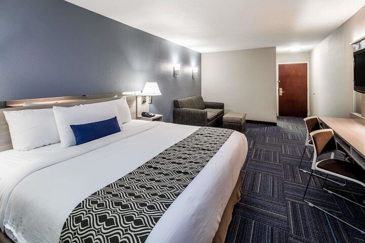1 King Bed Mobility Accessible Suite (3 of 6)