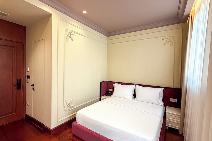 Room 6 of 96