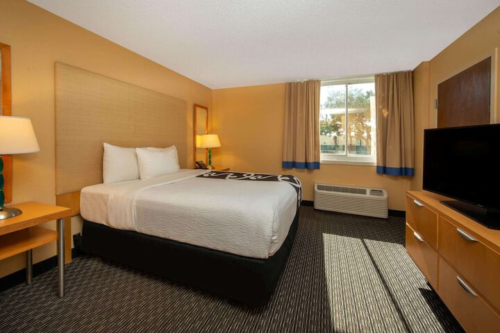 1 Queen Bed Mobility Accessible Pool View (3 of 6)
