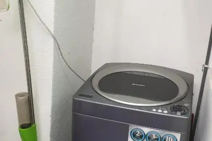 Room 5 of 12