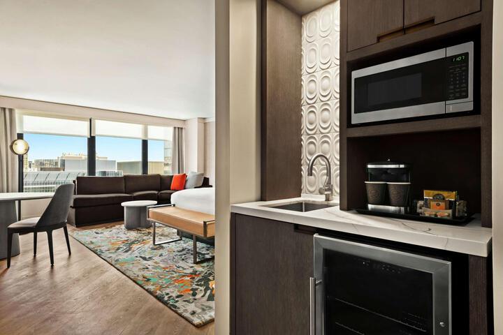 1 King Corner Mobility Accessible with Bathtub (6 of 21)