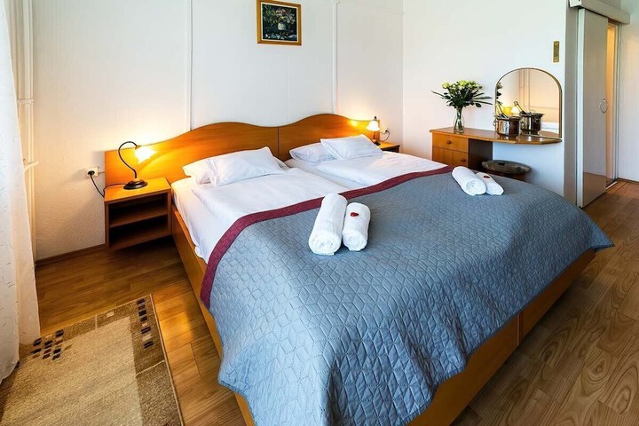 Room 4 of 63
