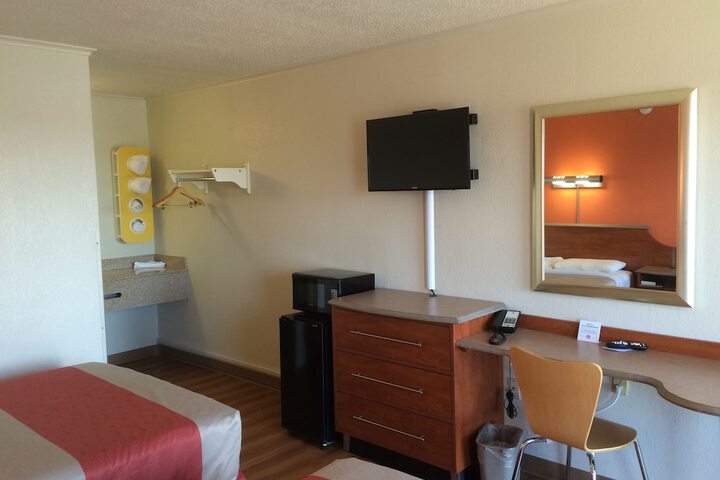 1 Queen Bed (20 of 21)