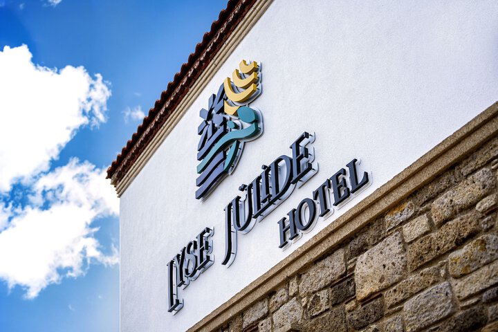 Lyse Jülide in Cesme