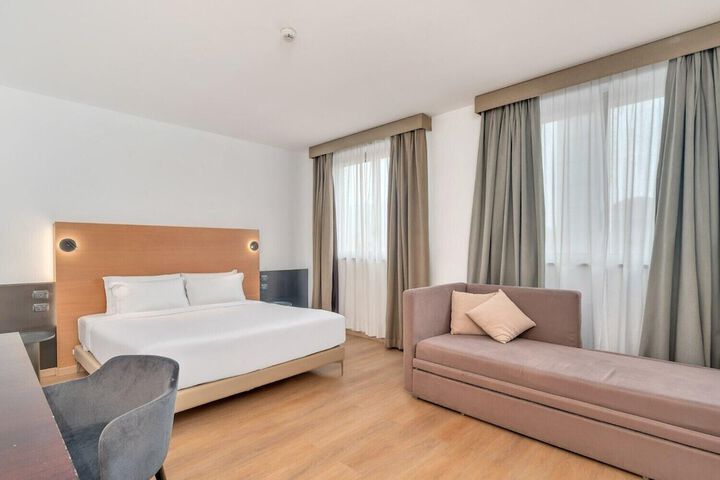 Room 2 of 31