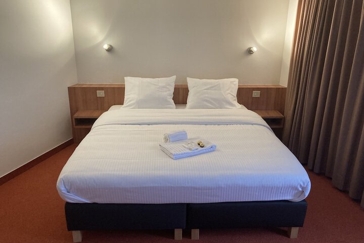 Room 5 of 8