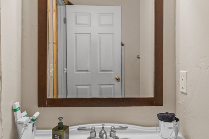 Room 112 of 143