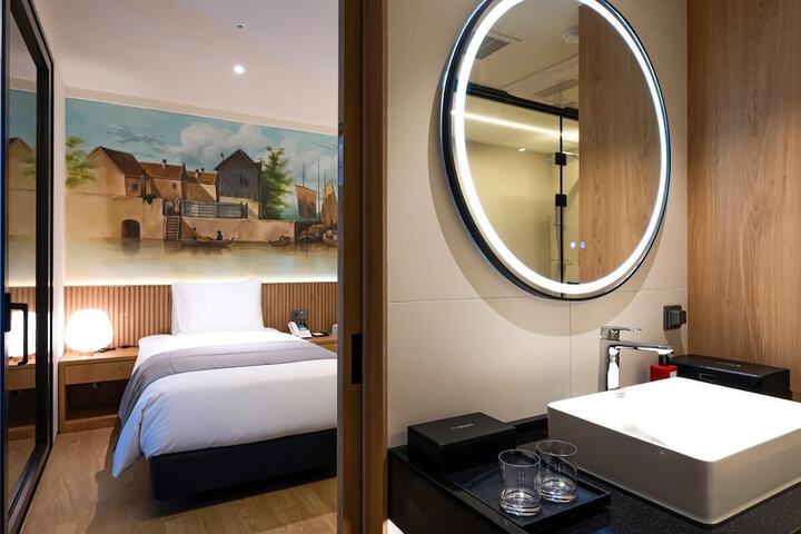 Room 32 of 57