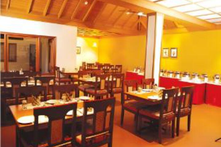 Dining 4 of 12