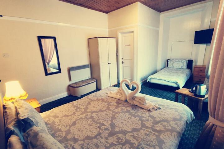 Room 17 of 33