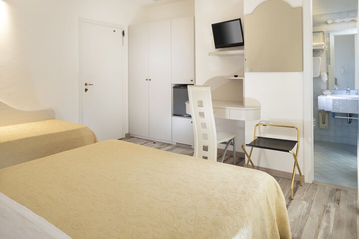 Room 12 of 32