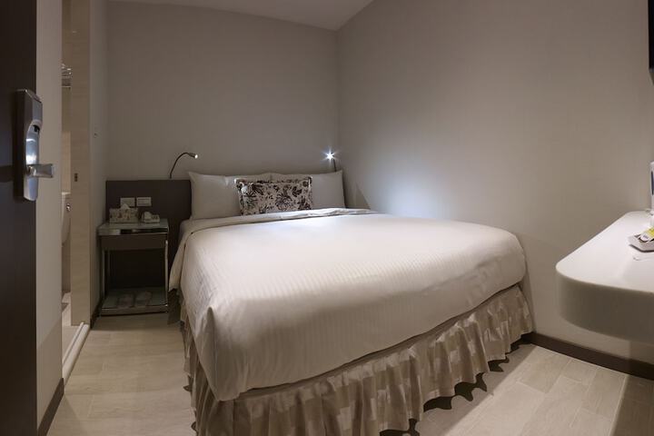 Room 6 of 20