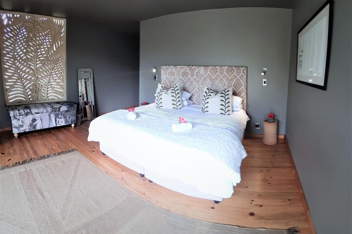 Room 6 of 18