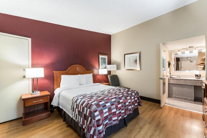 Deluxe Queen Bed (2 of 2)