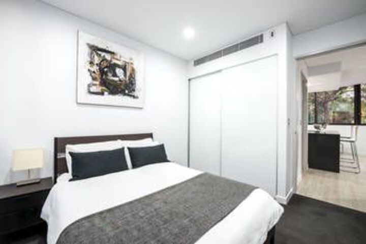 Room 6 of 18