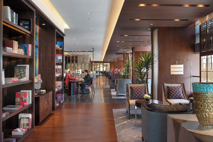 Lounge 95 of 102