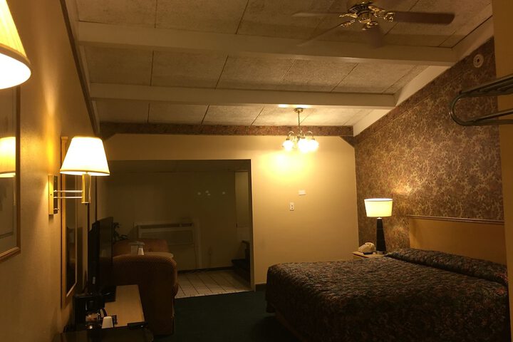 1 King Bed (3 of 7)