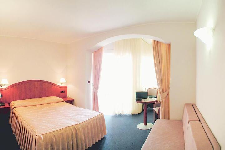 Room 12 of 66