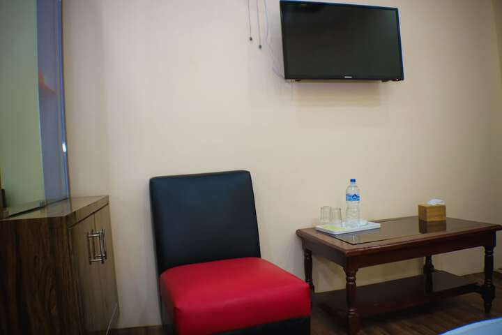 Room 6 of 13