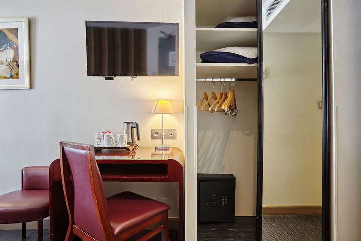 Room 7 of 27